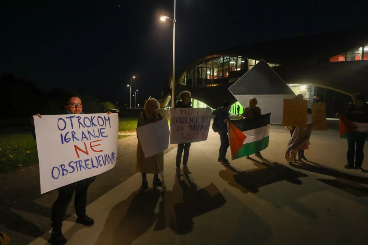 30.10.2024 -&nbsp;zbor predstavnikov Gibanja za pravice Palestincev pred ko&scaron;arkarsko tekmo med slovenskim klubom Cedevita Olimpija in izraelskim klubom Hapoel Bank Yahav Jerusalem, na katerem bodo izrazili podporo Palestincem ter nasprotovanje sodelovanju Izraela na mednarodnih &scaron;portnih tekmovanjih.FOTO: LUKA CJUHA