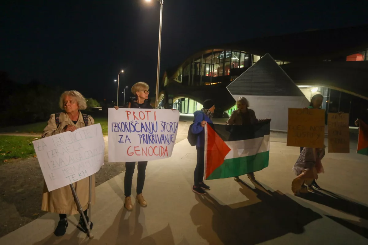 30.10.2024 -&nbsp;zbor predstavnikov Gibanja za pravice Palestincev pred ko&scaron;arkarsko tekmo med slovenskim klubom Cedevita Olimpija in izraelskim klubom Hapoel Bank Yahav Jerusalem, na katerem bodo izrazili podporo Palestincem ter nasprotovanje sodelovanju Izraela na mednarodnih &scaron;portnih tekmovanjih.FOTO: LUKA CJUHA