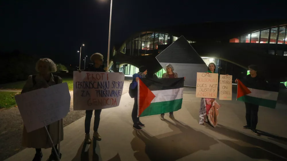 30.10.2024 -&nbsp;zbor predstavnikov Gibanja za pravice Palestincev pred ko&scaron;arkarsko tekmo med slovenskim klubom Cedevita Olimpija in izraelskim klubom Hapoel Bank Yahav Jerusalem, na katerem bodo izrazili podporo Palestincem ter nasprotovanje sodelovanju Izraela na mednarodnih &scaron;portnih tekmovanjih.FOTO: LUKA CJUHA