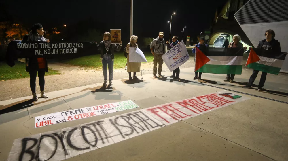 30.10.2024 -&nbsp;zbor predstavnikov Gibanja za pravice Palestincev pred ko&scaron;arkarsko tekmo med slovenskim klubom Cedevita Olimpija in izraelskim klubom Hapoel Bank Yahav Jerusalem, na katerem bodo izrazili podporo Palestincem ter nasprotovanje sodelovanju Izraela na mednarodnih &scaron;portnih tekmovanjih.FOTO: LUKA CJUHA