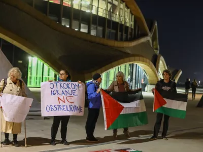 30.10.2024 -&nbsp;zbor predstavnikov Gibanja za pravice Palestincev pred ko&scaron;arkarsko tekmo med slovenskim klubom Cedevita Olimpija in izraelskim klubom Hapoel Bank Yahav Jerusalem, na katerem bodo izrazili podporo Palestincem ter nasprotovanje sodelovanju Izraela na mednarodnih &scaron;portnih tekmovanjih.FOTO: LUKA CJUHA