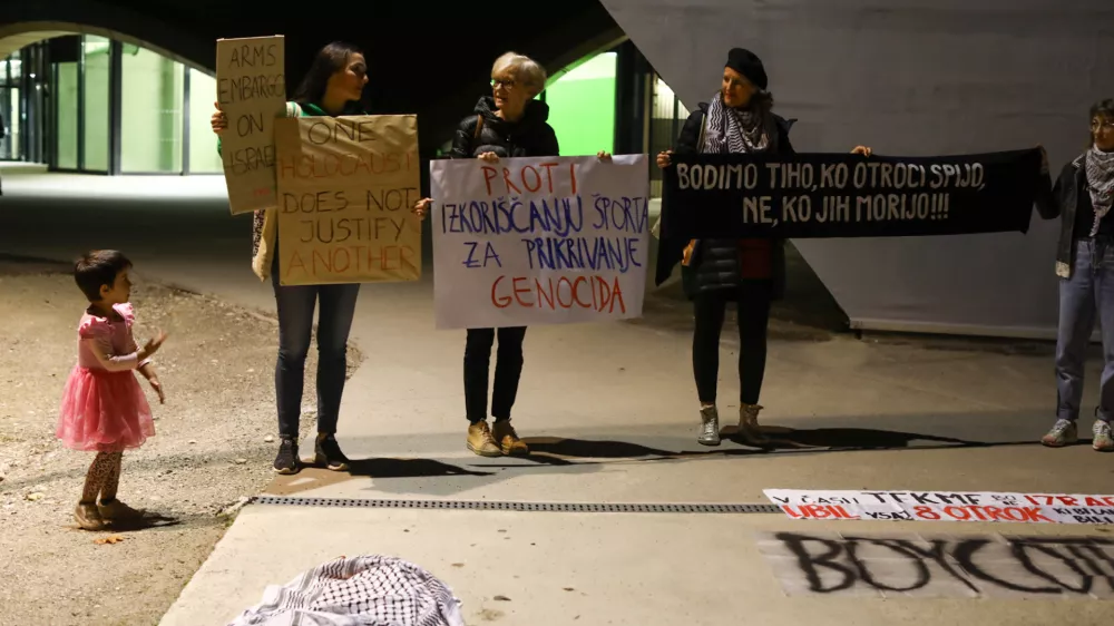 30.10.2024 -&nbsp;zbor predstavnikov Gibanja za pravice Palestincev pred ko&scaron;arkarsko tekmo med slovenskim klubom Cedevita Olimpija in izraelskim klubom Hapoel Bank Yahav Jerusalem, na katerem bodo izrazili podporo Palestincem ter nasprotovanje sodelovanju Izraela na mednarodnih &scaron;portnih tekmovanjih.FOTO: LUKA CJUHA