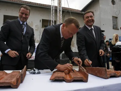 Tako so leta 2008 zaznamovali začetek pripravljalnih del za projekt Emonika, ko je bilo &scaron;e predvideno, da bo tako potni&scaron;ki center kot tudi komercialni del projekta financirala madžarska družba Trigranit. Foto: Bojan Velikonja&nbsp;