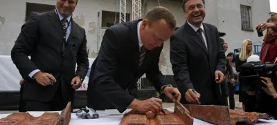 Tako so leta 2008 zaznamovali začetek pripravljalnih del za projekt Emonika, ko je bilo še predvideno, da bo tako potniški center kot tudi komercialni del projekta financirala madžarska družba Trigranit. Foto: Bojan Velikonja 