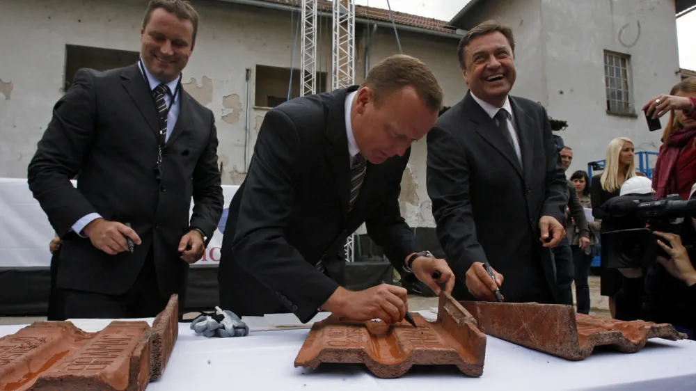 Tako so leta 2008 zaznamovali začetek pripravljalnih del za projekt Emonika, ko je bilo &scaron;e predvideno, da bo tako potni&scaron;ki center kot tudi komercialni del projekta financirala madžarska družba Trigranit. Foto: Bojan Velikonja&nbsp;