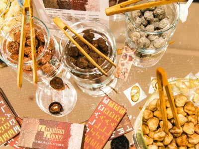 Ekskluzivni čokoladni izdelki, vrhunske dobrote in atraktiven program bodo zaznamovali 16. Festival čokolade v Opatiji, ki bo potekal v novem terminu od 11. do 13. novembra. Tri dni v drugem vikendu novembru bo Opatija postala &raquo;meka&laquo; za ljubitelje &raquo;sladkih užitkov&laquo;, ki jih čaka priložnostna ponudba, zasnovana posebej za to prireditev. Osrednje dogajanje največje in najstarej&scaron;e hrva&scaron;ke prireditve, posvečeno vsem ljubemu živilu, sejem &raquo;Čokoladna čarovnija&laquo; v centru Gervais združuje več kot dvajset &raquo;craft&laquo; proizvajalcev čokoladnih sla&scaron;čic, leto&scaron;nja novost pa so družinska kmetijska gospodarstva s paleto čokoladnih izdelkov, ki bodo na&scaron;li svoj prostor na prvem nadstropju opatijskega kulturnega centra. Festival čokolade je prizori&scaron;če, kjer se promovira edinstvena ponudba izvrstnih blagovnih znamk iz Hrva&scaron;ke in regije, ki imajo izviren pristop pri snovanju svojih čokoladnih stvaritev. Zato bodo na sejmu &raquo;Čokoladna čarovnija&laquo; predstavili ekskluzivno ponudbo redkih in težko dostopnih dobrot, prepoznavnih po presenetljivih in občudovanja vrednih okusih. Vrata centra Gervais bodo odprta v petek, 11. novembra, od 14. do 21. ure, v soboto, 12. novembra, od 9. do 21. ure ter v nedeljo, 13. novembra, od 9. do 19. ure. 