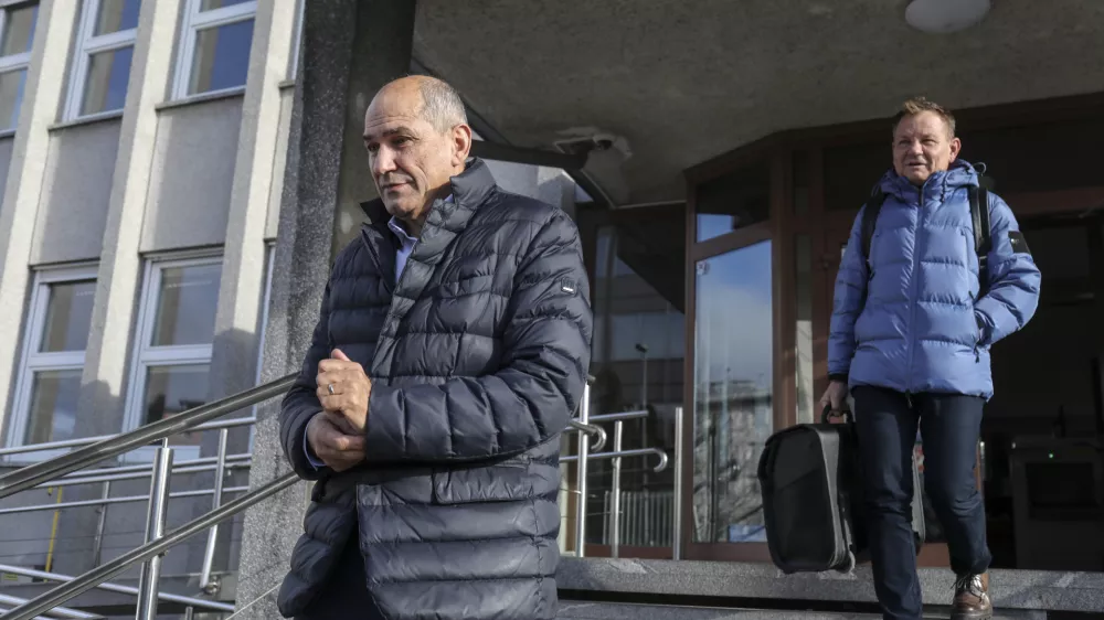 predsednik SDS Janez Jan&scaron;a, Franci Matoz, odvetnik Janeza Jan&scaron;e- 22.12.2022 &ndash; Okrožno sodi&scaron;če Kranj &ndash; od&scaron;kodninska tožba predsednika SDS Janeza Jan&scaron;e zoper sodnike in nekdanjo tožilko zaradi sodnega procesa Patria v vi&scaron;ini 900 tisoč evrov. //FOTO: Jaka Gasar