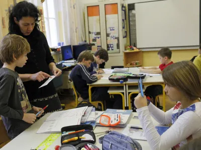 - &scaron;olstvo - osnovno&scaron;olci - učenci - pouk - učiteljica - Osnovna &scaron;ola Ledina, Komenskega ulica 19 //FOTO: Luka Cjuha