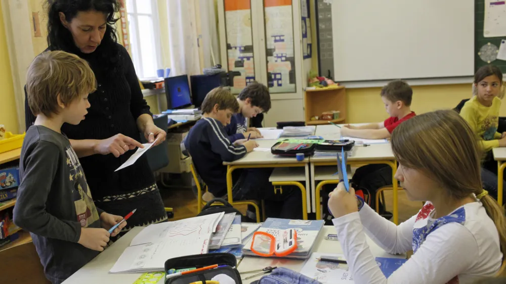 - &scaron;olstvo - osnovno&scaron;olci - učenci - pouk - učiteljica - Osnovna &scaron;ola Ledina, Komenskega ulica 19 //FOTO: Luka Cjuha