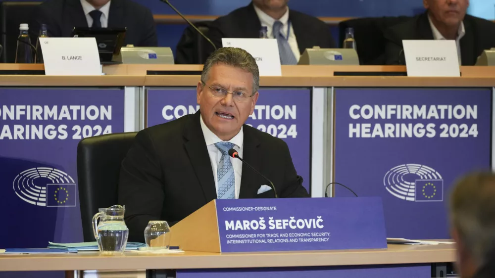 Danes sta že nastopila kandidat za resor trgovine in ekonomske varnosti, medinstitucionalnih odnosov ter transparentnosti iz Slova&scaron;ke Maro&scaron; &Scaron;efčovič&nbsp;(na sliki)&nbsp;in kandidat za resor medgeneracijske pravičnosti Maltežan Glenn Micallef.