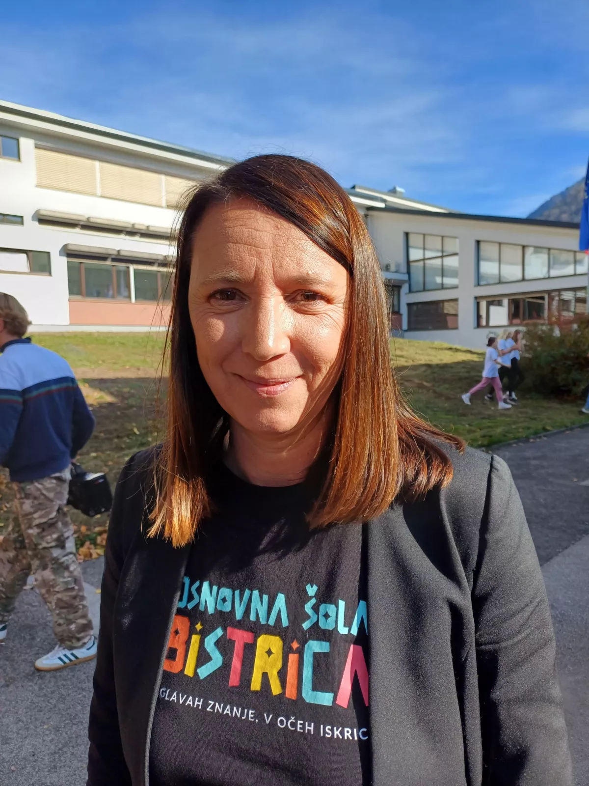 Dina Pintarič, ravnateljica O&Scaron; Bistrica: Čez noč smo se morali prilagoditi na izvajanje pouka v neznanih oblikah. Ob tem nismo pozabili, da cilj &scaron;ole niso samo izjemni učni uspehi, ampak tudi vzajemno bivanje in odnosi, ki nas bogatijo.&nbsp;Foto: Tina Jereb