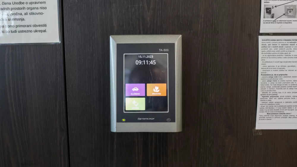 - 14.11.2023 &ndash; simbolična fotografija &ndash; registracija in evidenca delovnega časa - sistem za registracijo prihodov/odhodov iz službe &ndash; elektronsko vodenje evidence o izrabi delovnega časa - beleženje delovnega časa zaposlenih - evidentiranje -  //FOTO: Bojan Velikonja