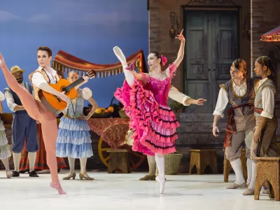 Romantični balet Don Kihot na glasbo Ludwiga Minkusa v originalu obsega &scaron;tiri dejanja, v tokratni postavitvi koreografa Denisa Matvienka v SNG Opera in balet Ljubljana pa je pokraj&scaron;an na dva dela. Foto: Darja &Scaron;travs Tisu