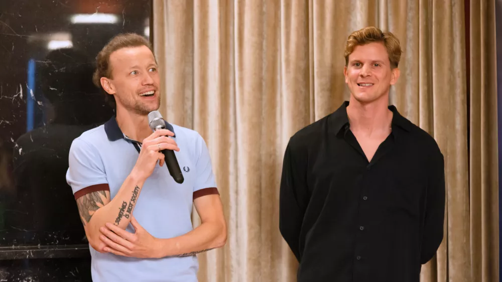 Ukrajinski baletnik Denis Matvienko (levo), ki je že dve leti član ljubljanskega baletnega ansambla, je na oder postavil koreografijo Don Kihota. Na fotografiji tudi Lukas Zuschlag, ki je v hi&scaron;i postavil prvo leto&scaron;njo baletno premiero, pravljico Mali princ. Foto: Darja &Scaron;travs Tisu