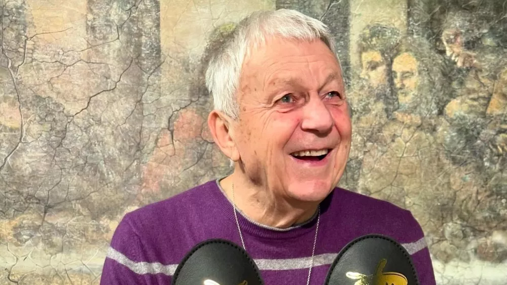 Leto&scaron;nji dobrodelnih copat CopArt, zasnovanih v sodelovanju z oblikovalcem Oskarjem Kogojem, ki jo krasi čudoviti motivi zlate čebele &ndash; simbola trdega dela, sodelovanja in skupnosti. F ZPMS