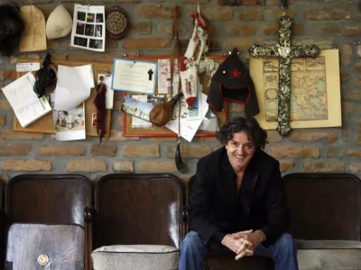 Goran Bregovič, rojen leta 1950 v Sarajevu - velja za enega najuspe&scaron;nej&scaron;ih glasbenikov na območju nekdanje Jugoslavije- leta 1966 je ustanovil rock skupino Bjelo dugme - po razpadu leta 1989 se je lotil novih izzivov &ndash; predvsem se je posvetil ustvarjanju filmske glasbe. Tako njegov podpis zasledimo pri filmih kot so: &raquo;Underground&laquo; Emirja Kusturice, &raquo;Kraljica Margot&laquo; francoskega režiserja Patricea Chereauja, &raquo;Borat&laquo; režiserja Larrya Charlesa in tako dalje.- njegovo delo odlikuje predvsem umetnost združevanja na videz nezdružljivega &ndash; izvajalcev narodne glasbe s &scaron;olanimi glasbeniki, etno glasbe s klasično glasbo, simfoničnih orkestrov s trubači. - v zadnjih letih deluje predvsem skupaj s svojim &raquo;Orkestrom za poroke in pogrebe&laquo; (Orkestar za svatbe i sahrane), /FOTO: Bojan VelikonjaOPOMBA: ZA OBJAVO V PRILOGI &ndash; DNEVNIKOV OBJEKTIV - INTERVJU