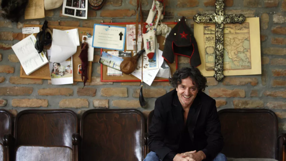 Goran Bregovič, rojen leta 1950 v Sarajevu - velja za enega najuspe&scaron;nej&scaron;ih glasbenikov na območju nekdanje Jugoslavije- leta 1966 je ustanovil rock skupino Bjelo dugme - po razpadu leta 1989 se je lotil novih izzivov &ndash; predvsem se je posvetil ustvarjanju filmske glasbe. Tako njegov podpis zasledimo pri filmih kot so: &raquo;Underground&laquo; Emirja Kusturice, &raquo;Kraljica Margot&laquo; francoskega režiserja Patricea Chereauja, &raquo;Borat&laquo; režiserja Larrya Charlesa in tako dalje.- njegovo delo odlikuje predvsem umetnost združevanja na videz nezdružljivega &ndash; izvajalcev narodne glasbe s &scaron;olanimi glasbeniki, etno glasbe s klasično glasbo, simfoničnih orkestrov s trubači. - v zadnjih letih deluje predvsem skupaj s svojim &raquo;Orkestrom za poroke in pogrebe&laquo; (Orkestar za svatbe i sahrane), /FOTO: Bojan VelikonjaOPOMBA: ZA OBJAVO V PRILOGI &ndash; DNEVNIKOV OBJEKTIV - INTERVJU