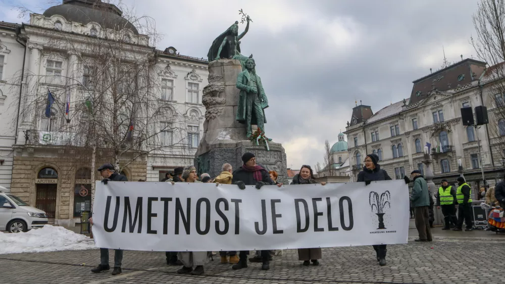 Na okrogli mizi v organizaciji dru&scaron;tva Asociacija so razpravljali o spremembah krovnega zakona, ki naj bi med drugim bolje urejale vpra&scaron;anja socialnega položaja in vrednotenja dela samozaposlenih ter drugih delavcev v kulturi. Fotografija je simbolična. Foto: Luka Cjuha