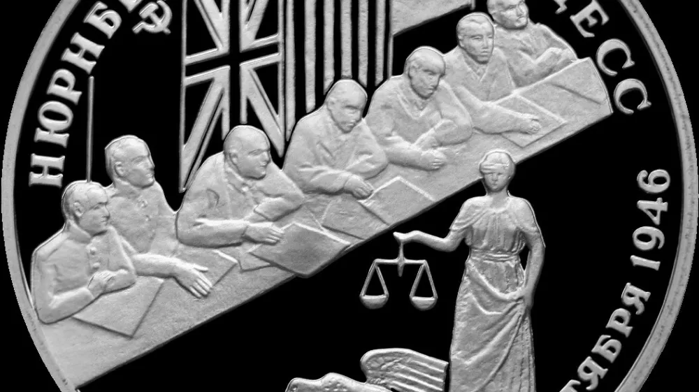 Ruski spominski kovanec iz leta 1995 za 2 rublja s ponazoritvijo N&uuml;rnber&scaron;kega procesa / Foto: Wikipedija / Foto: Wikipedija