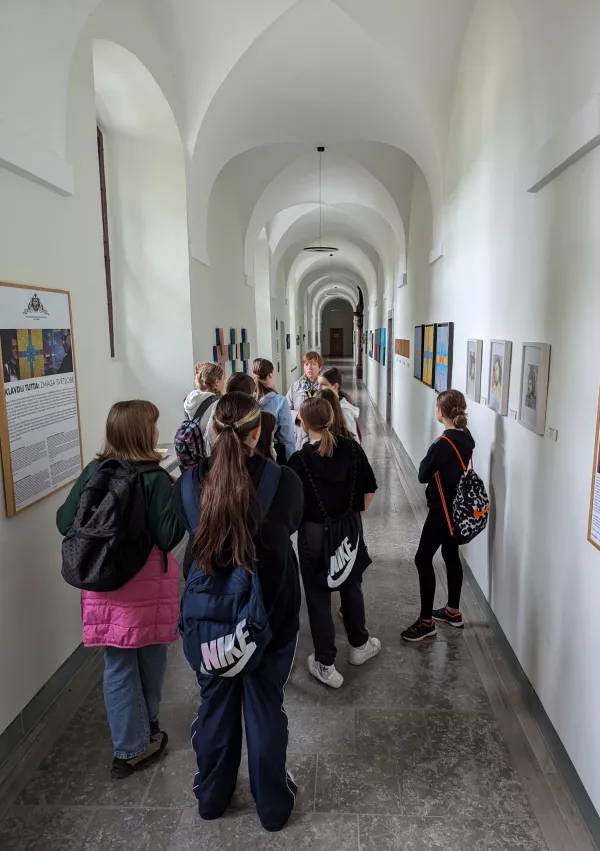 Tamkaj z veseljem sprejmejo obiskovalce, pogosto tudi iz bližnjih &scaron;ol. / Foto: Daf