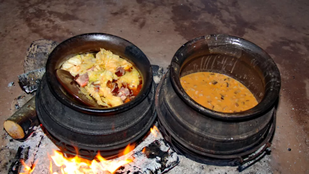 V lončenih posodah &scaron;e vedno pripravljajo hrano / Foto: Unesco