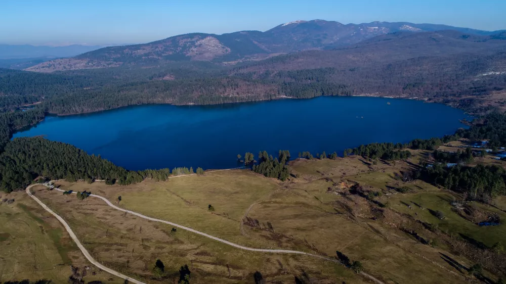 Kadar je v največjem od Piv&scaron;kih presihajočih jezer &ndash; Pal&scaron;kem jezeru &ndash; voda, je večje od Blejskega jezera. Foto: Uro&scaron; Stepi&scaron;nik / Foto: Uro&scaron; Stepi&scaron;nik