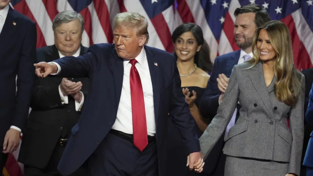 Republican Presidential nominee former President Donald Trump holds hands with former first lady Melania Trump after speaking to supporters at the Palm Beach County Convention Center during an election night watch party, Wednesday, Nov. 6, 2024, in West Palm Beach, Fla. (AP Photo/Lynne Sladky) / Foto: Lynne Sladky