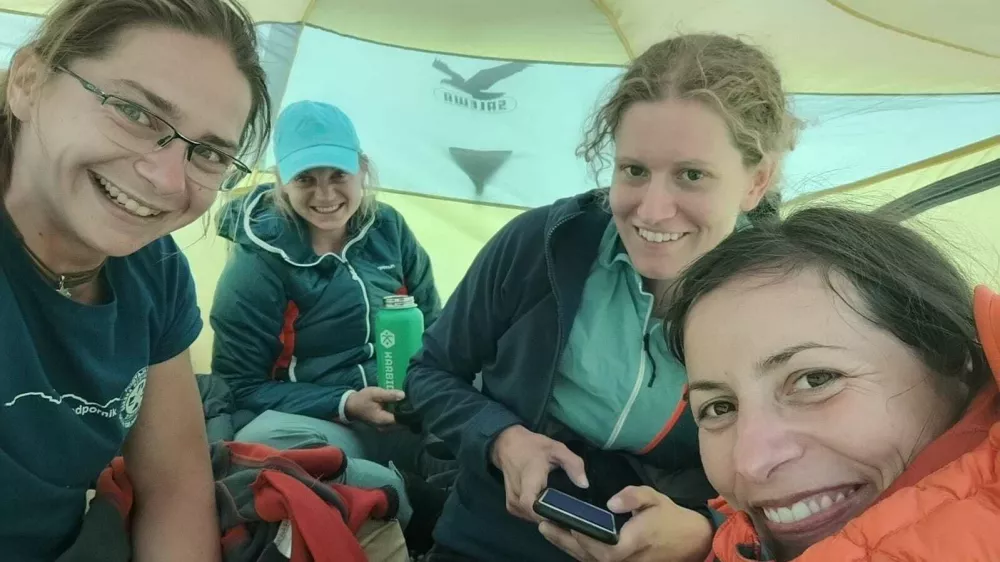 V baznem taboru odprave Lalung 2024: Patricija Verdev, Anja Petek, Ana Baumgartner in Ur&scaron;a Ke&scaron;ar. Fotografija: Patricija Verdev