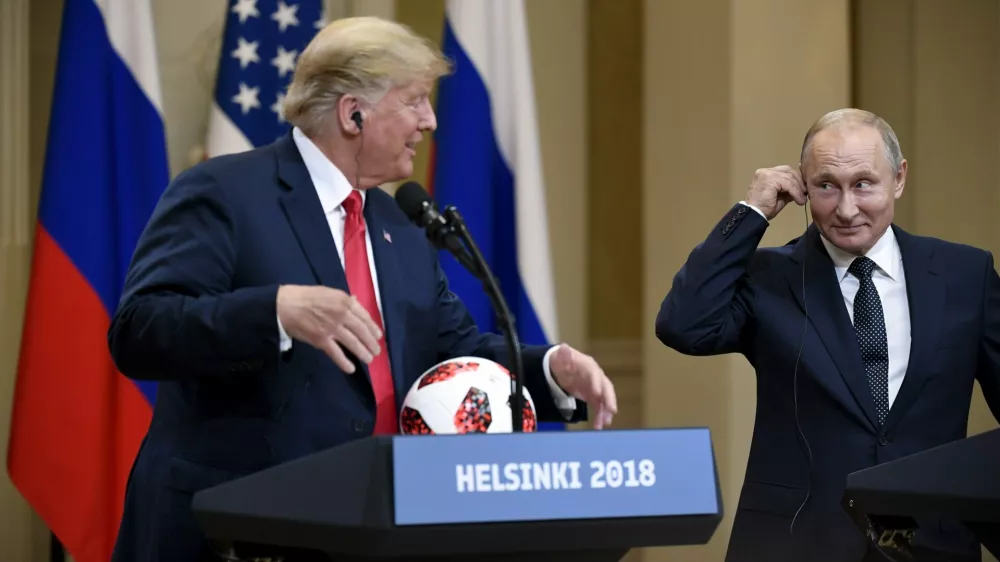 US President Donald Trump is presenetd with the official game ball of the FIFA&nbsp;World Cup 2018 from Russian President Vladimir Putin (R) during their joint press conference following their meeting at the Finnish Presidential Palace in Helsinki, Finland, 16 July 2018. Photo: Antti Aimo-Koivisto/Lehtikuva/dpa