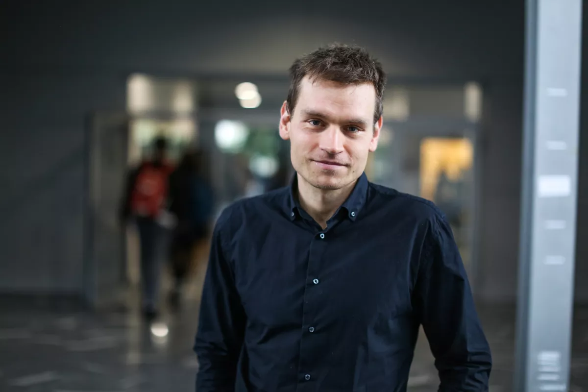 dr. Marko Lovec, izredni profesor na FDV: &raquo;Če ne bi dobila podpore, bi to bilo zelo nenavadno in bi bilo slabo za na&scaron;o državo, saj je že ta v izhodi&scaron;ču zamenjala kandidata. Vlada je tako predsednici komisiji dala, kar je želela, da je zapolnila svojo kvoto.&laquo;