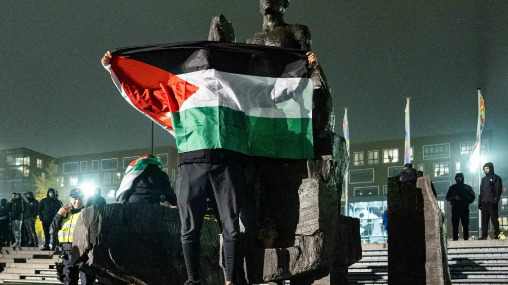 07 November 2024, Netherlands, Amsterdam: Protesters hold a Palestinian flag at a pro-Palestinian protest during the UEFA Europa League soccer match between Ajax Amsterdam and Maccabi Tel Aviv. Photo: Jeroen Jumelet/ANP/dpa