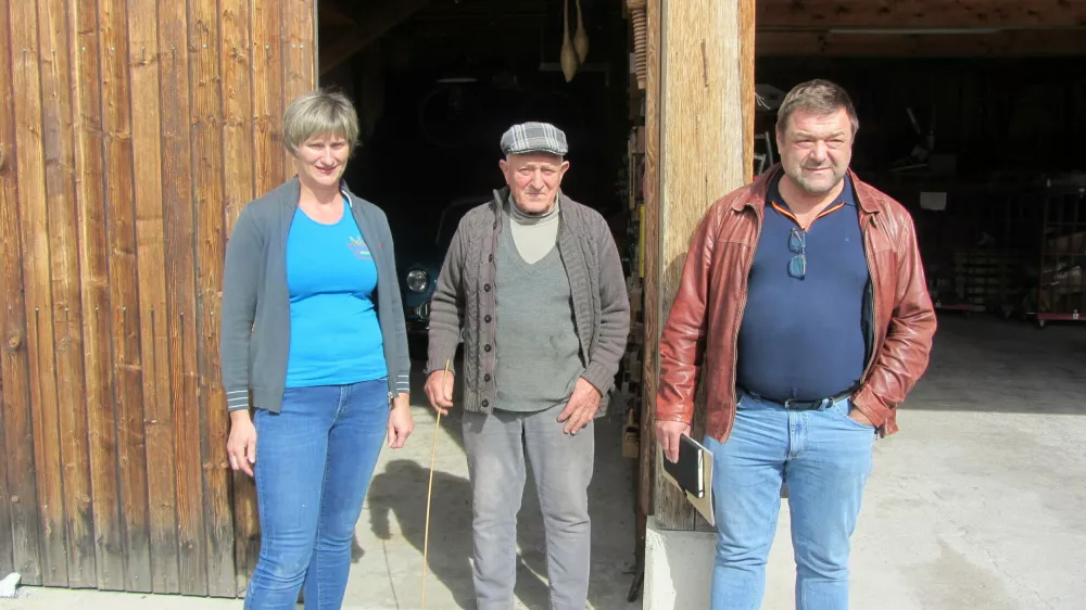 Marjana, Franc in Bo&scaron;tjan Kolenc pred zanimivim muzejem ob Brinečevem kmečkem mlinu.&nbsp;Foto: Renata Picej