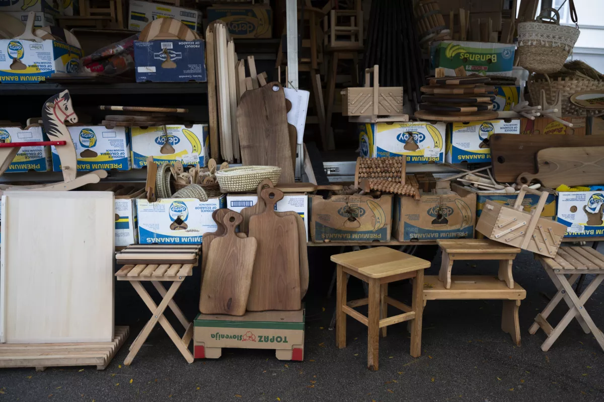 Ribničani, prodajalci suhe robe, so že dolgo ena od stalnic glavne ljubljanske tržnice. Foto: Nik Erik Neubauer