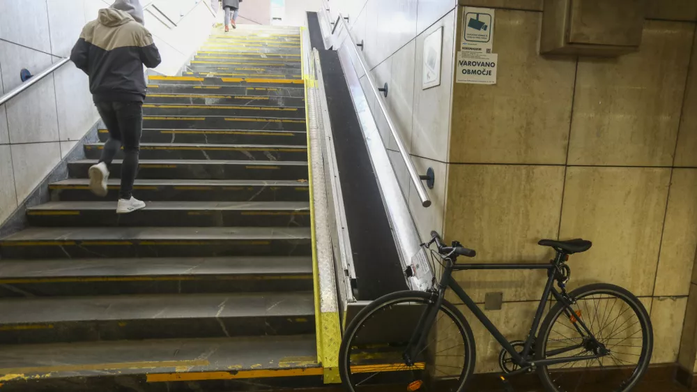 8.11.2024 - podhod železni&scaron;ka postaja ljubljana - klančina za kolesa - koloFOTO: LUka Cjuha