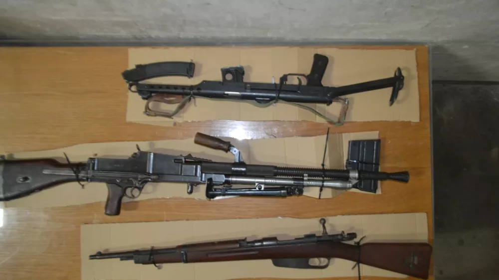 zaseženo orožje pu&scaron;ka mitraljez brzostrelka