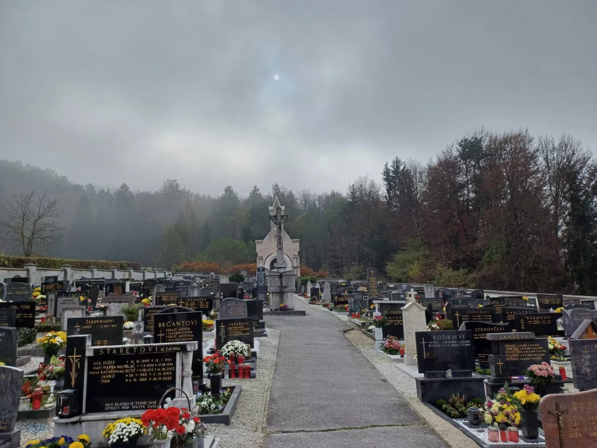 Zaradi prostorske stiske je &scaron;iritev pokopali&scaron;ča že nekaj let ena glavnih prioritetnih investicij v krajevni skupnosti Smlednik. Foto: Tina Jereb