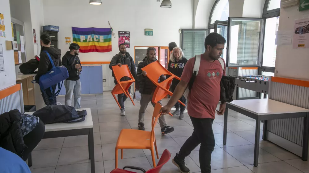 1.11.2024 - Trst - migranti - zapu&scaron;čena pristani&scaron;ka skladi&scaron;ča - pristani&scaron;če - začasna namestitev na migrantski poti - migracijeFOTO: LUKA CJUHA