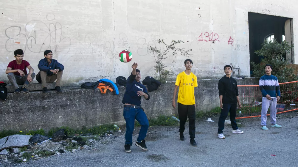 1.11.2024 - Trst - migranti - zapu&scaron;čena pristani&scaron;ka skladi&scaron;ča - pristani&scaron;če - začasna namestitev na migrantski poti - migracijeFOTO: LUKA CJUHA