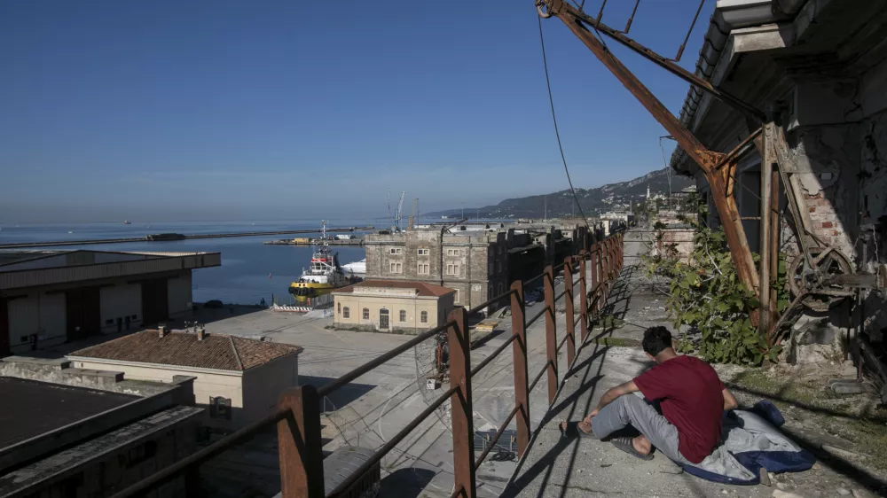 1.11.2024 - Trst - migranti - zapu&scaron;čena pristani&scaron;ka skladi&scaron;ča - pristani&scaron;če - začasna namestitev na migrantski poti - migracijeFOTO: LUKA CJUHA