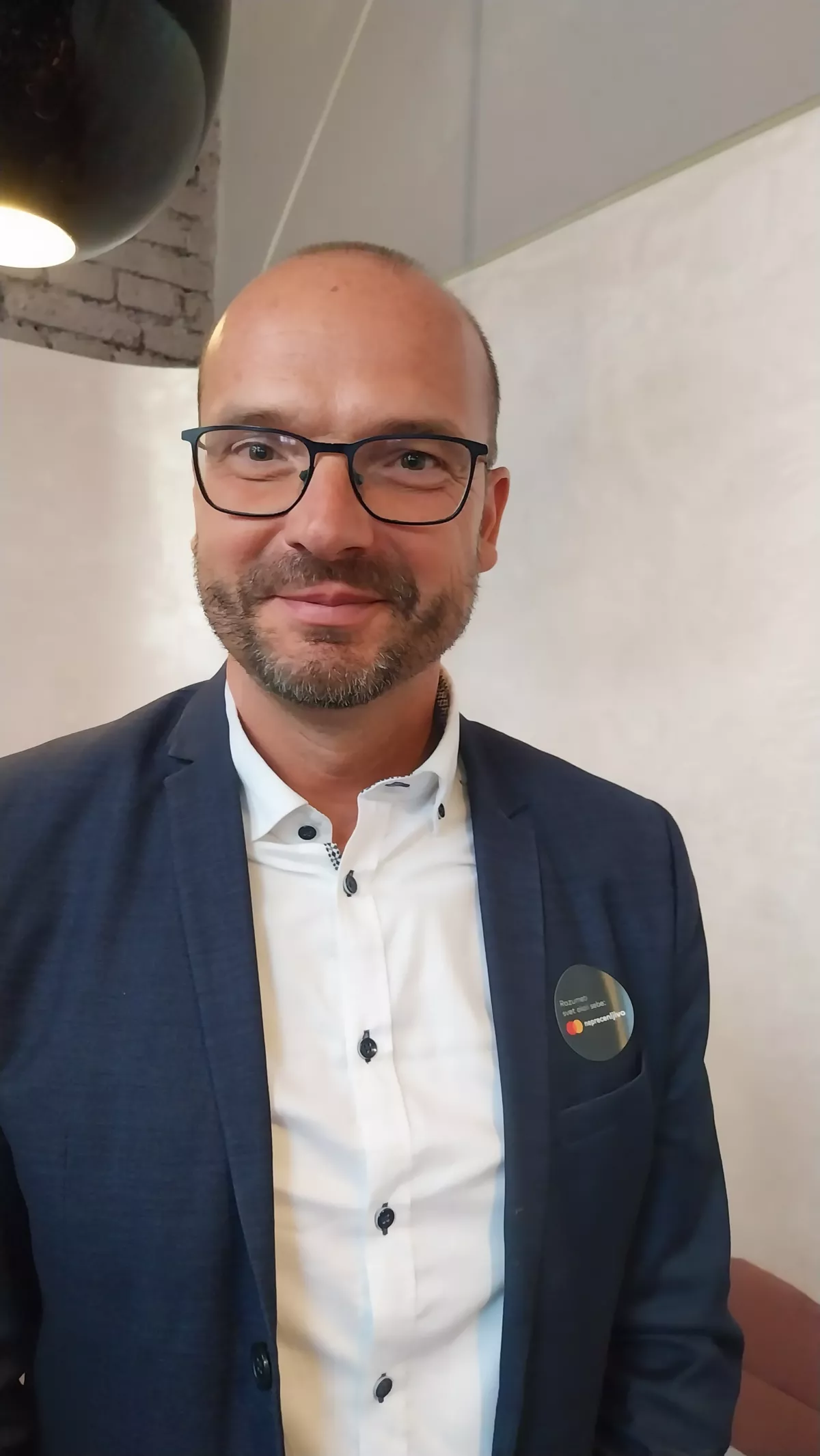 Matjaž Juhart, sekretar Zveze dru&scaron;tev gluhih in naglu&scaron;nih Slovenije

Slovenski znakovni jezik ima trenutno 25.000 kretenj. To je besedni zaklad tretje&scaron;olca.&nbsp;Foto: Vesna Levičnik