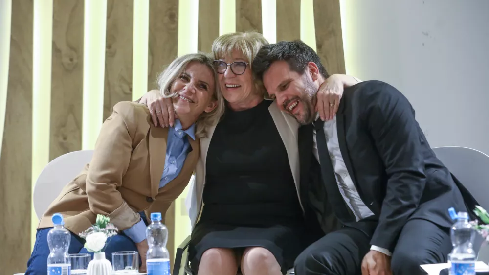  sestra Matejka, mati Magda in Blaž Pav&scaron;ič Roto Inox10.10.2024 - 24. Slovenska GAZELA 2024 &ndash; Sežana - regijski izbor najbolj&scaron;ih najhitreje rastočih podjetij &ndash; razglasitev Primorsko notranjske regije. Primorsko notranjska gazela  FOTO: Luka Cjuha