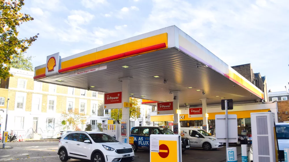 V Shellu izpostavljajo, da bodo med letoma 2023 in 2025 v nizkoogljične energetske re&scaron;itve vložili približno 10 do 15 milijard dolarjev, kar je približno četrtina njihovih izdatkov. Foto: DPA