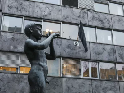 17.12.2021. - Simbolična fotografija - Deček s pi&scaron;čalko pred stavbo RTV Slovenija je delo kiparja Zdenka Kalina. (1. maj 1946) - pastirček je simbol TV Slovenija - RTV SLO in črna zastava.//FOTO: Bojan Velikonja