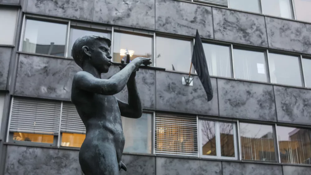 17.12.2021. - Simbolična fotografija - Deček s pi&scaron;čalko pred stavbo RTV Slovenija je delo kiparja Zdenka Kalina. (1. maj 1946) - pastirček je simbol TV Slovenija - RTV SLO in črna zastava.//FOTO: Bojan Velikonja