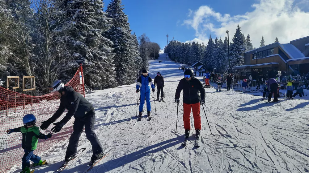 Na smuči&scaron;ču Kope bo smučarje poleg nekaj novih prog letos pričakalo &scaron;e dodatnih 250 parkirnih mest. Foto: Luka Cjuha&nbsp;