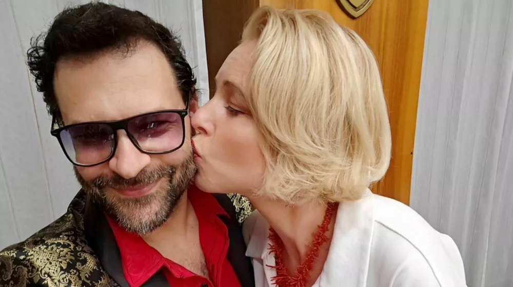 Ur&scaron;ka Klakočar Zupančič je poljubila Iztoka Gartnerja. F instagram Ur&scaron;ke Klakočar Zupančič