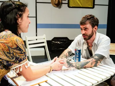 Domača ekipa Gledali&scaron;ča Toneta Čufarja se na festivalu predstavlja z avtorsko komedijo Finida. Foto: Ale&scaron; Ko&scaron;ir