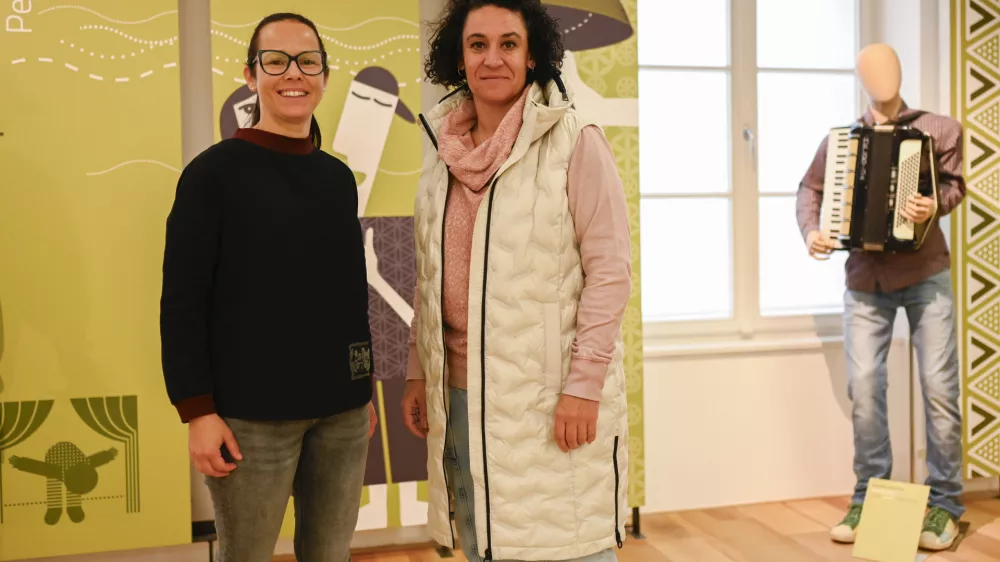 Kustosinji Adela Pukl in Anja Jerin na razstavi Ples &ndash; živa dedi&scaron;čina Evrope v gibanju, ki je na ogled v Slovenskem etnografskem muzeju (SEM). Foto: Nik Erik Neubauer