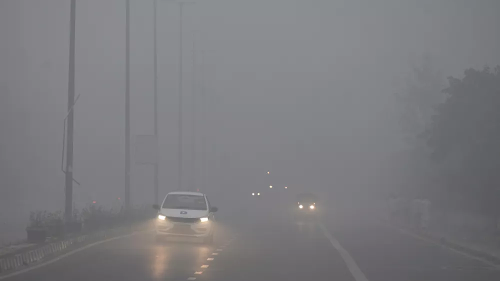 Motorists drive amidst a dense layer of smog as the air quality index indicates 'severe' category early morning in New Delhi, India, Wednesday, Nov.13, 2024. (AP Photo)