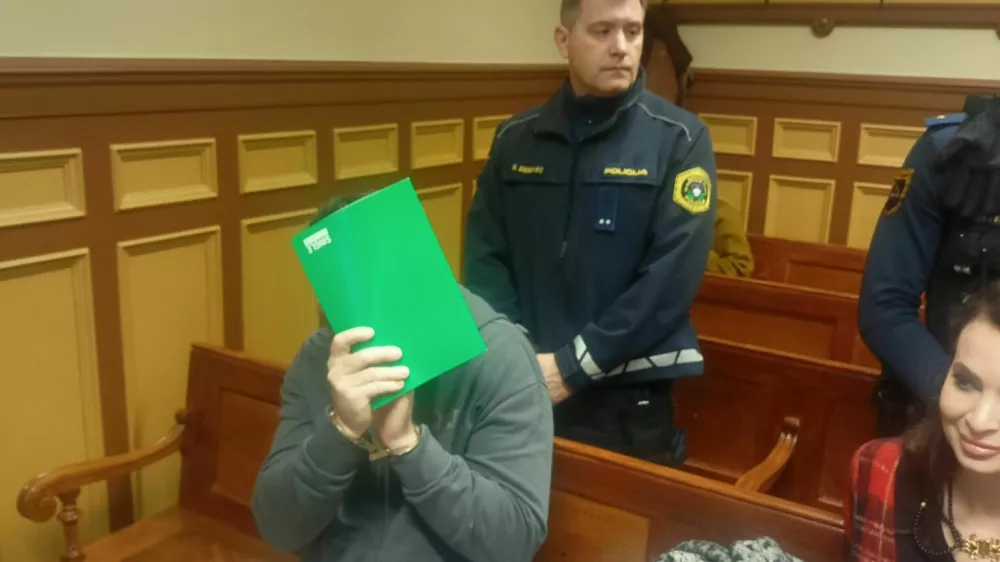 Marko Maru&scaron;ić je priznal sodelovanje pri poskusu vloma v bankomat, pred fotografskim objektivom pa se je skril. 